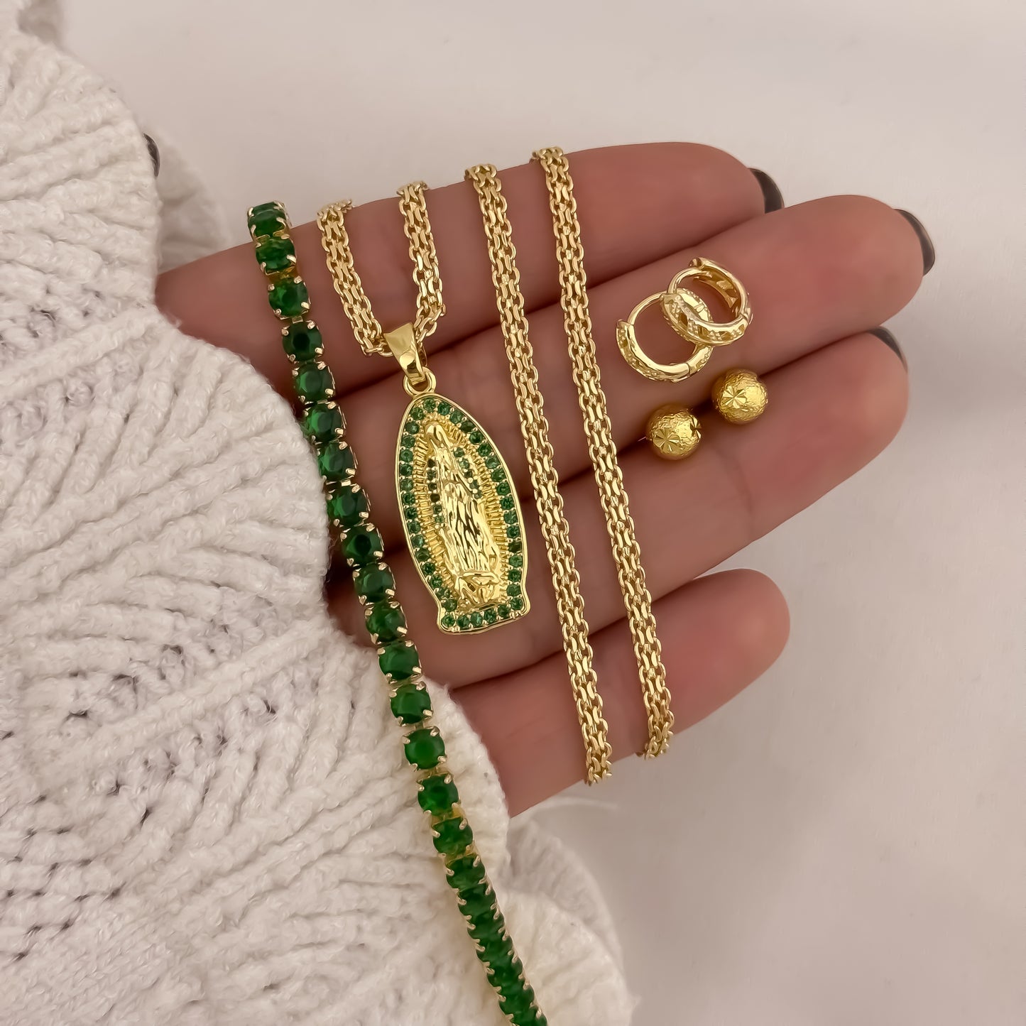 Cadena Tejido Chino de Dama de 45cm de 3mm + Virgen de Guadalupe Micro Circones Verde Esmeralda + Pulseras Tennis Verde Esmeralda + Candongas Lisa + Topo Diamantado de 6mm en Oro Laminado 18k con Garantia de por vida