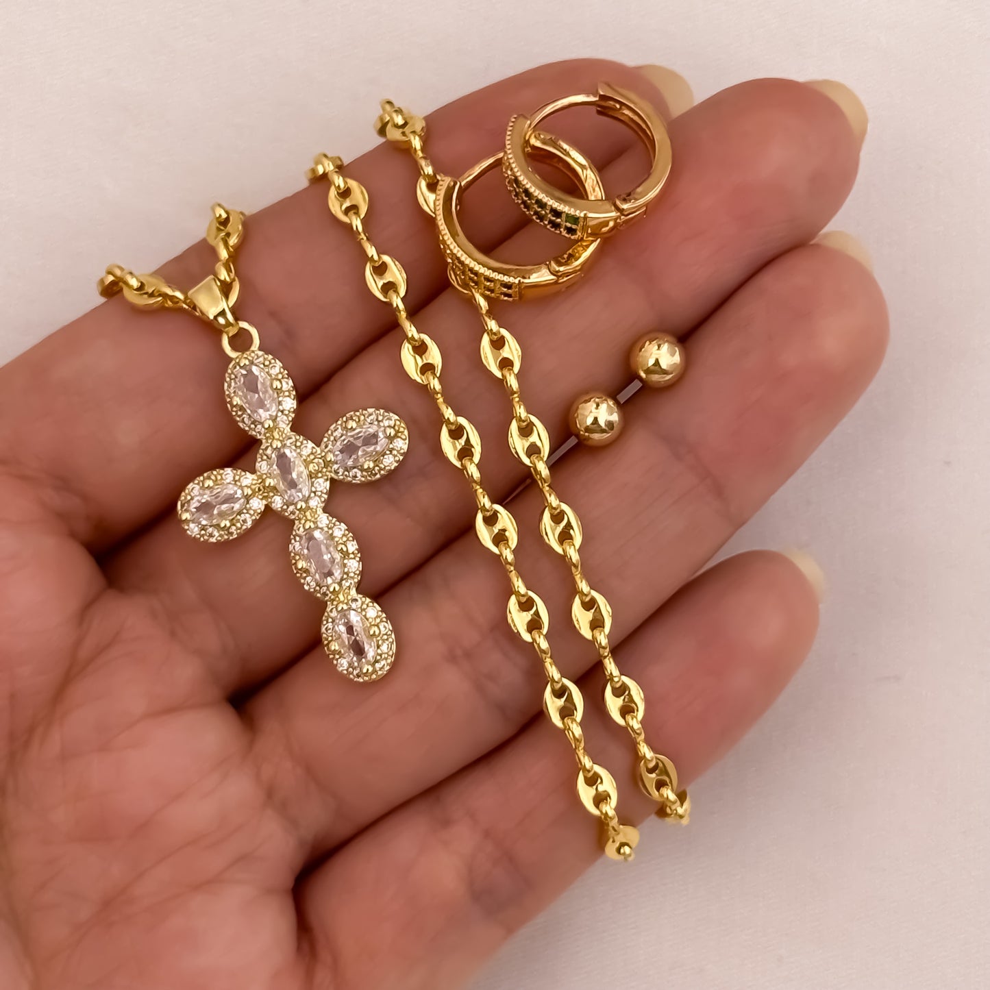 Cadena Tejido Gucci de Dama de 45cm de 3mm + Cruz con Micro Circones Cristales + Topo Balin Liso + Candongas Verde en Oro Laminado 18k con Garantía de por vida