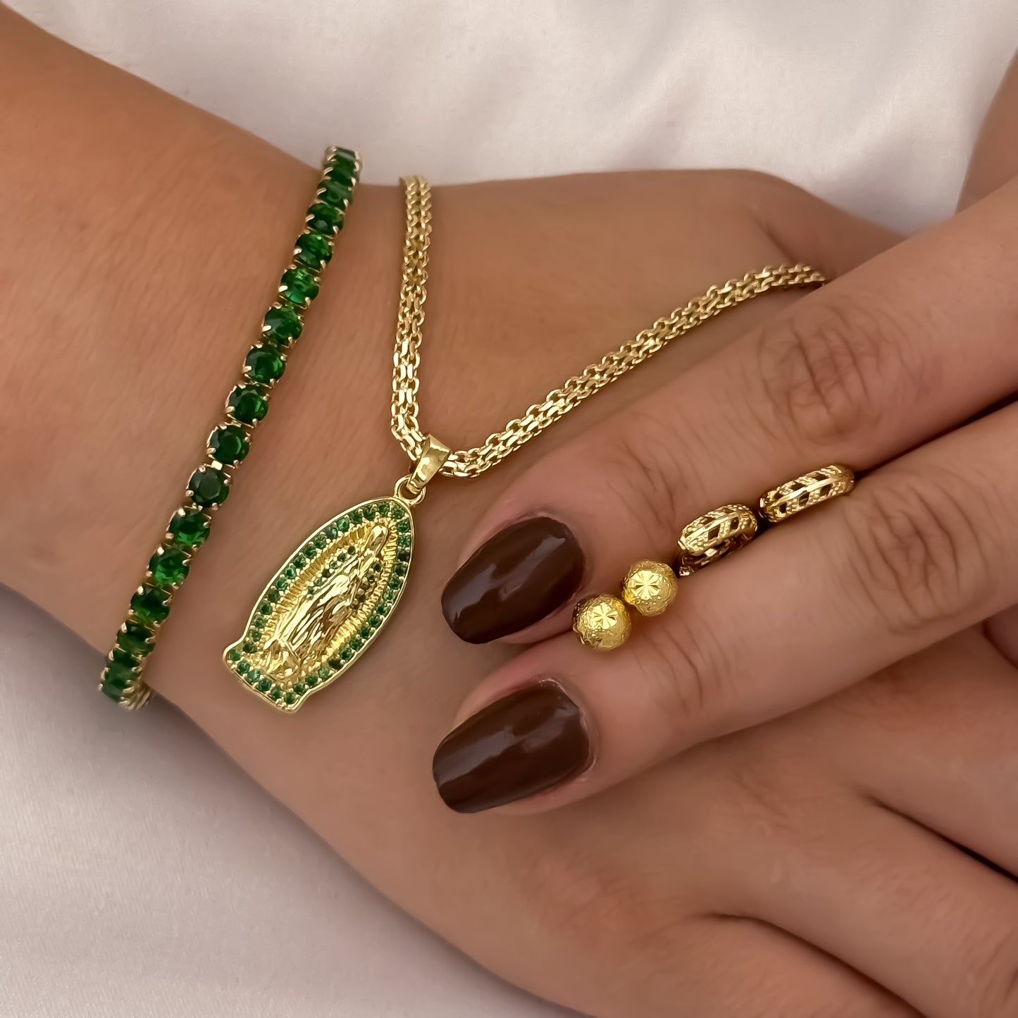 Cadena Tejido Chino de Dama de 45cm de 3mm + Virgen de Guadalupe  Micro Circones Verde Esmeralda + Pulseras Tennis  Verde Esmeralda + Candongas Lisa + Topo Diamantado de 6mm en Oro Laminado 18k con Garantia de por vida