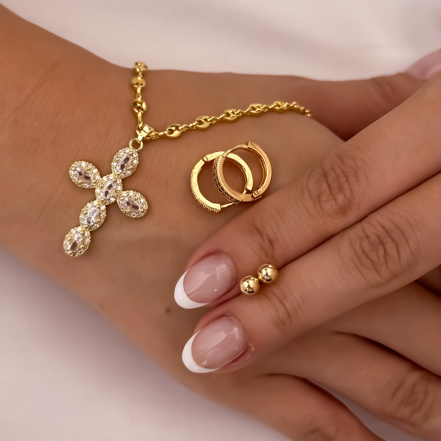 Cadena Tejido Gucci de Dama de 45cm de 3mm + Cruz con Micro Circones Cristales + Topo Balin Liso + Candongas Verde en Oro Laminado 18k con Garantía de por vida